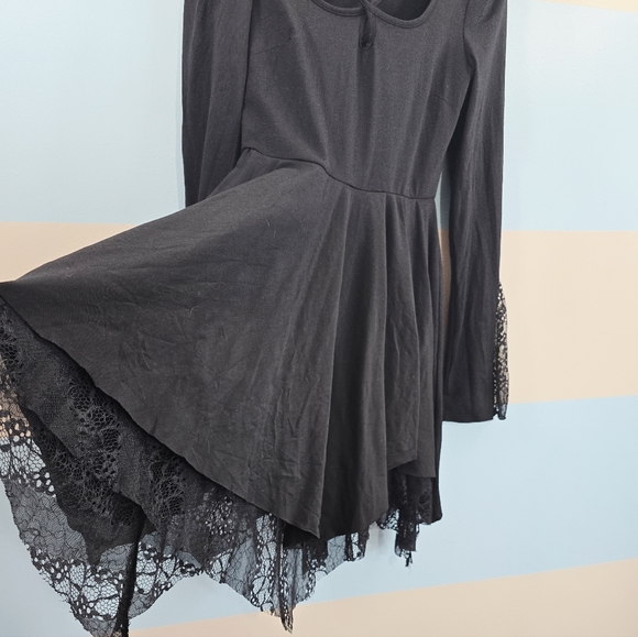 Punk Rave Black U Neckline Flared Sleeve Cuffs With Paneled Lace Trim - Picture 6 of 9